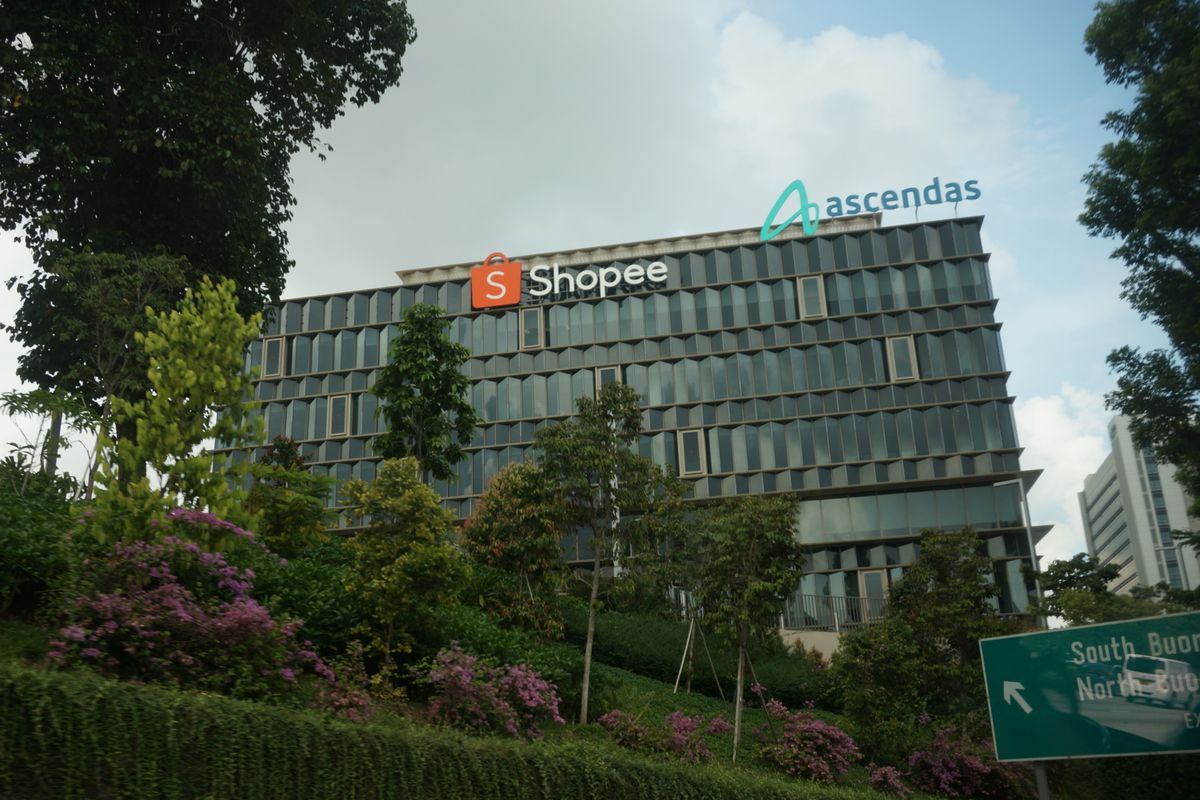 Logo Shopee yang terpampang di luar gedung Kantor Pusat Regional Shopee di Singapura, Kamis (17/10/2019).