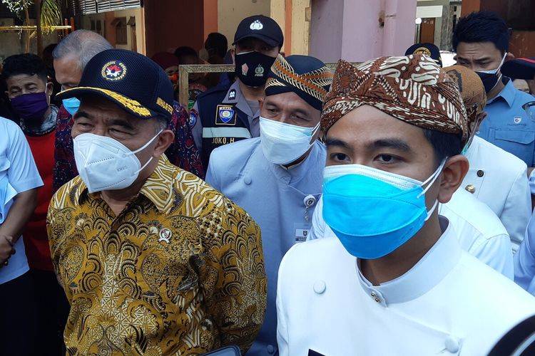 Menteri Koordinator Bidang Pengembangan Manusia dan Kebudayaan (Menko PMK) Muhadjir Effendy didampingi Wali Kota Solo Gibran Rakabuming Raka di Solo, Jawa Tengah, Kamis (2/9/2021).