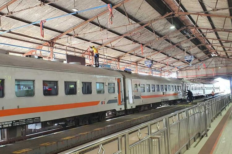 BERANGKAT—Kereta Api Sritanjung tujuan Yogyakarta-Banyuwangi berhenti di Stasiun Madiun, Minggu (21/2/2021). Pasca banjir di Jakarta, lima kereta api tujuan dari dan ke Jakarta dibatalkan pemberangkatannya.