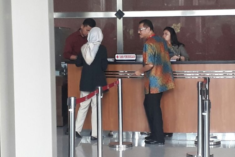 Mantan Menteri Dalam Negeri Gamawan Fauzi mendadak mendatangi gedung KPK, Kuningan, Jakarta, Kamis (22/3/2018).