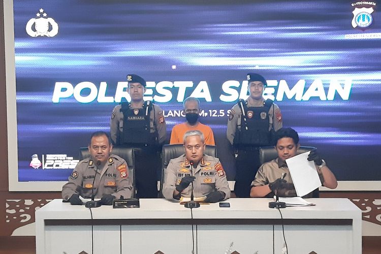 PENGANIAYAAN: Kapolresta Sleman Kombes Pol Edy Setyanto Erning Wibowo saat jumpa pers terkait kasus kekerasan yang dilakukan oleh A (48) warga Kapanewon Gamping, Kabupaten Sleman terhadap ibu kandung hingga meninggal dunia, Kamis (30/1/2025).