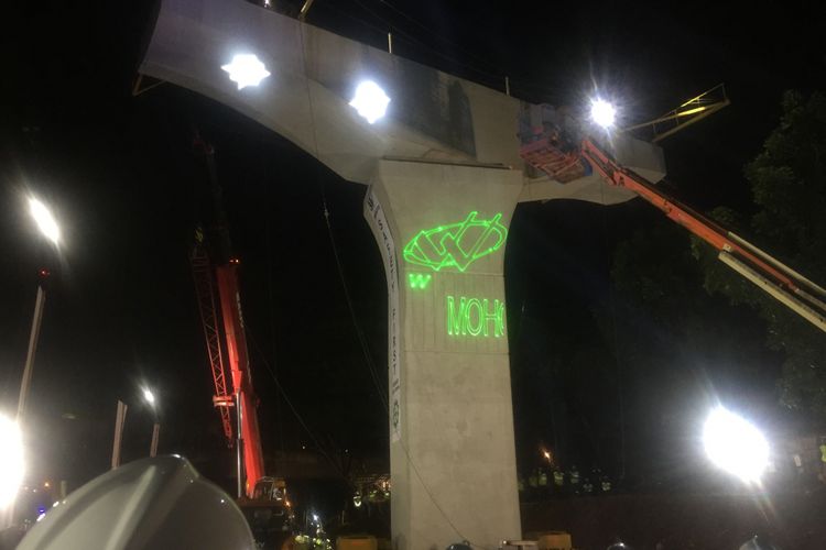 Pemasangan pier head perdana pada konstruksi Jalan Tol Jakarta CIkampek II (Elevated), Rabu (13/12/2017) malam.