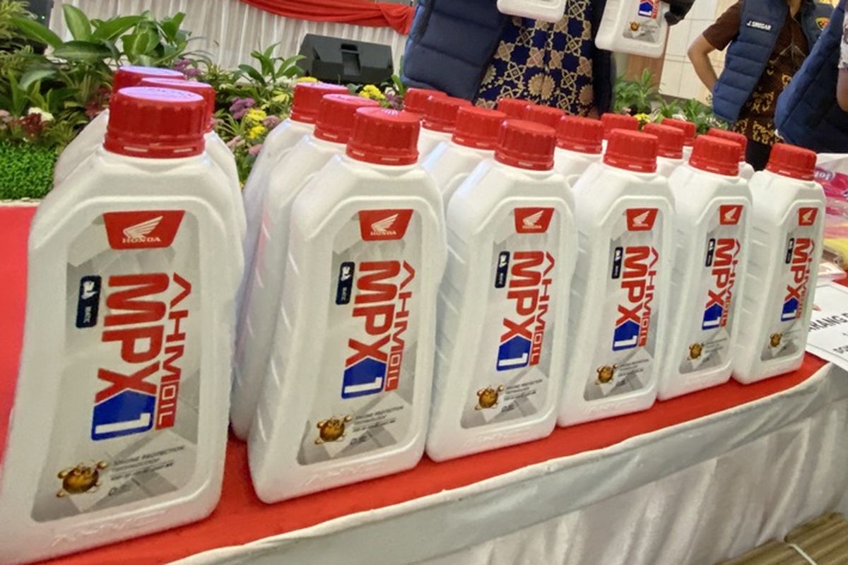Botol-botol oli palsu dengan merek AHM MPX 1 yang disita Polda Lampung, Jumat (5/7/2024).