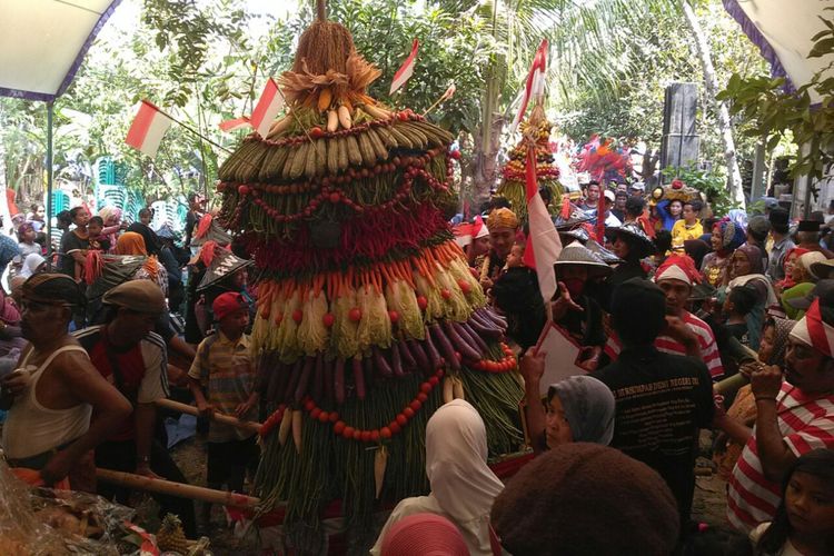Ratusan warga Desa Mlilir, Kecamatan Gubug, Kabupaten Grobogan‎, Jawa Tengah, rela berdesak-desakan berebut gunungan dalam tradisi apitan yang digelar di kampung halamannya, Sabtu (19/8/2017) siang.