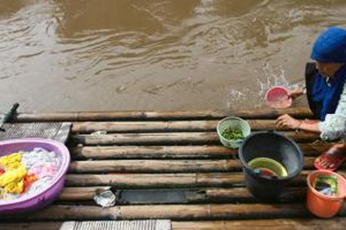 Warga Kampung Melayu, Jatinegara, Jakarta, mencuci pakaian, peralatan dapur, dan membersihkan makanan dengan air Sungai Ciliwung yang tercemar. Kesadaran masyarakat terhadap kesehatan masih rendah di sebagian wilayah di sepanjang bantaran sungai itu. 

