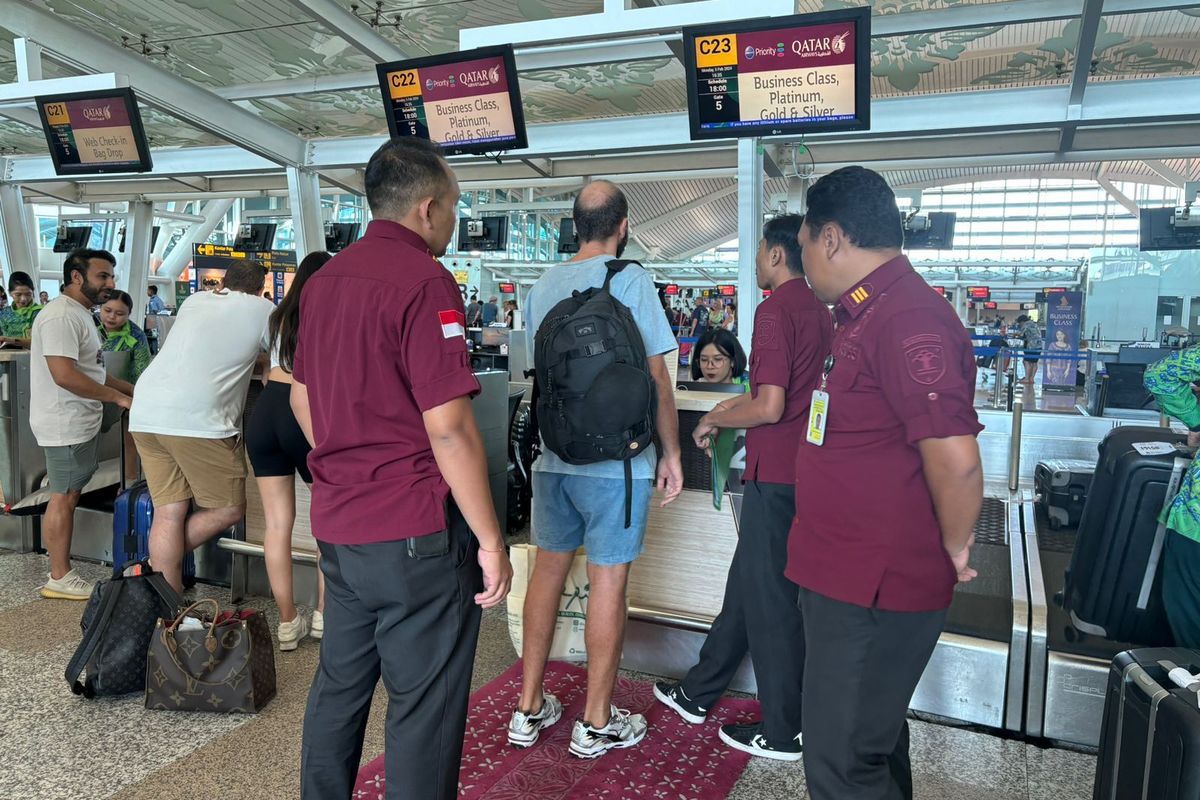 Petugas imigrasi saat mengawal proses pendeportasian terhadap DL (36), pria warga Rusia melalui Bandara Internasional I Gusti Ngurah Rai, Badung, Bali, pada Senin (5/2/2024). DL menjadi buronan atas kasus penggelapan pajak di negara asalnya. /Humas Kanwil Kemenkumham Bali. 