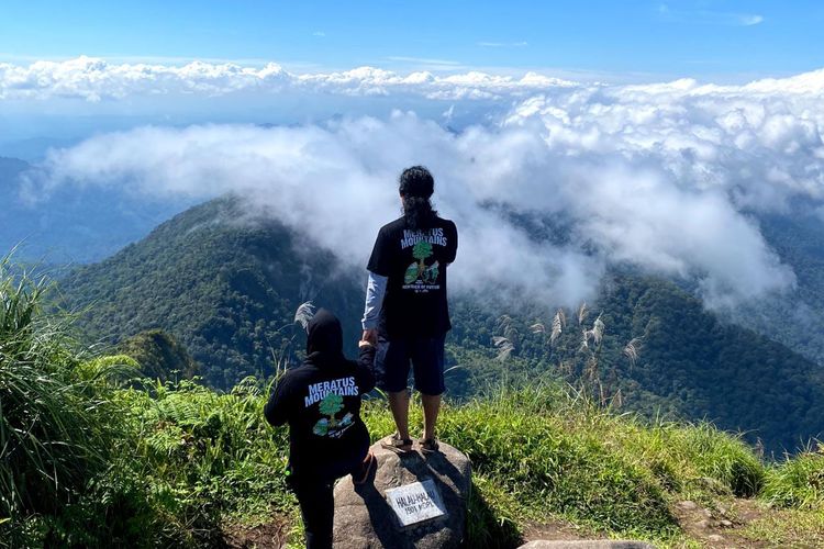Dua pendaki menggapai Puncak Gunung Halau-halau di Kabupaten Hulu Sungai Tengah, Kalsel. 
