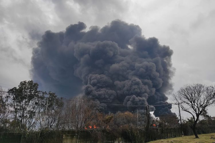 Kepulan asap hitam dan kobaran api tangki minyak PT Pertamina (Persero) RU VI Balongan Indramayu masih terlihat meski kondisi sedang hujan. Tangki tersebut pada Selasa (29/3/2021) kemarin mengalami ledakan dan kebakaran mengakibatkan 5 desa terdampak.