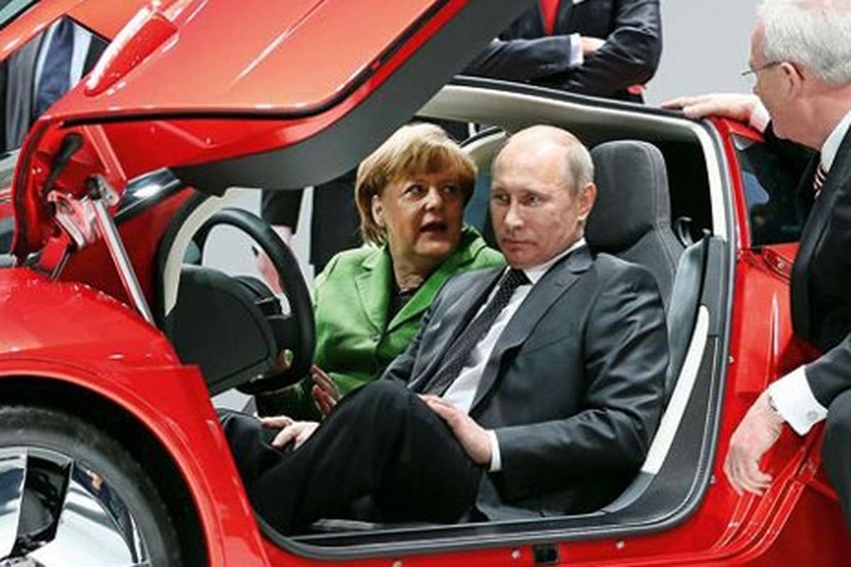 Kanselir Jerman Angela Merkel (kanan) dan Presiden Rusia Vladimir Putin menjajal VW XL1