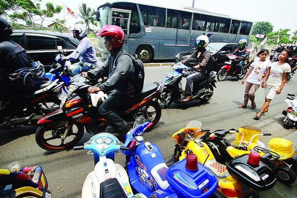 Kepadatan lalu lintas karena adanya jalur bus transjakarta ditambah perilaku pedagang sepeda yang mengokupasi trotoar dan jalan untuk menggelar dagangannya di Jalan Sultan Agung arah Pasar Rumput, Kamis (10/2). Kondisi ini memaksa para pejalan kaki menggunakan badan jalan untuk melintas di kawasan tersebut.