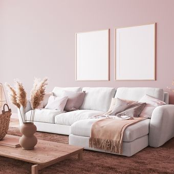 Ilustrasi ruang tamu, ruang tamu minimalis dengan warna cat dinding pink atau merah muda. 