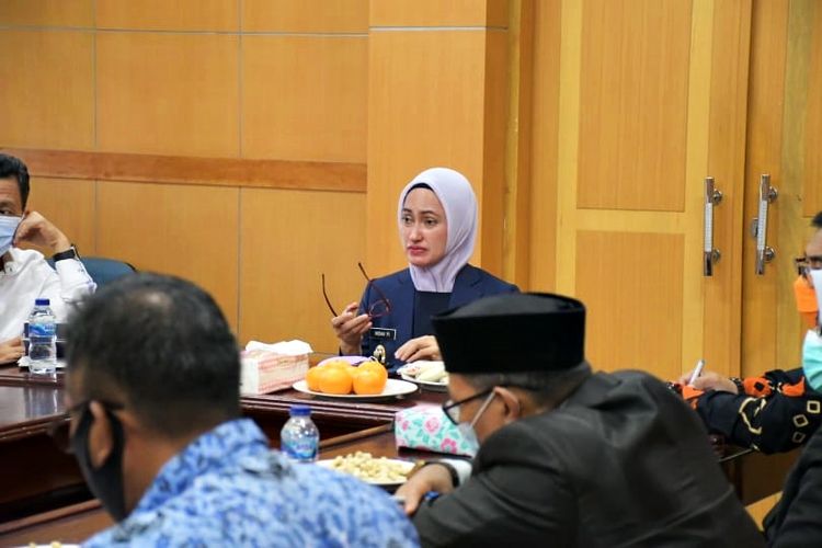 Bupati Luwu Utara Indah Putri Indriani (IDP) saat memimpin rapat Satuan Tugas (Satgas) Covid-19 Luwu Utara pada Kamis (17/6/2021).