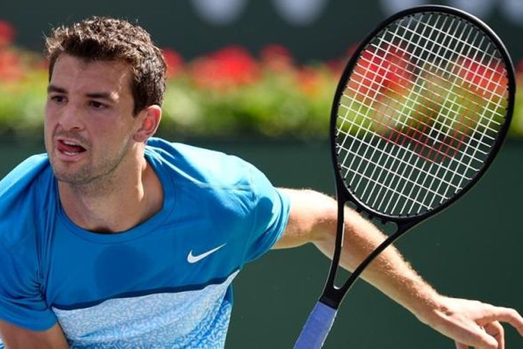 Petenis Bulgaria, Grigor Dimitrov, melakukan servis saat menghadapi petenis Australia, Nick Kyrgios, pada babak kedua BNP Paribas Terbuka di Indian Wells, Minggu (15/3/2015).