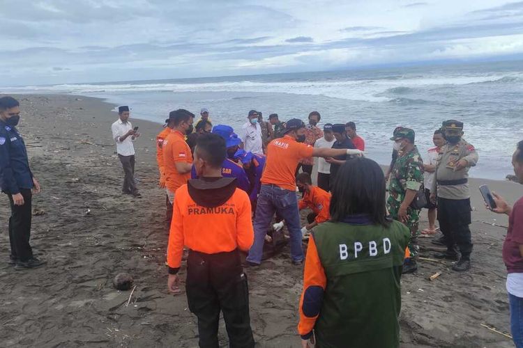 Penemuan mayat laki-laki tanpa identitas di di tepi pantai Desa Kaibonpetangkuran, Kecamatan Ambal, Kabupaten Kebumen, Jawa Tengah, Rabu (26/10/2022).