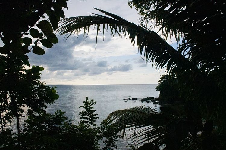 Pemandangan laut lepas yang bisa dilihat dari area tebing di Kasuari Valley Beach Resort di Kota Sorong, Papua Barat, Senin (25/10/2021).