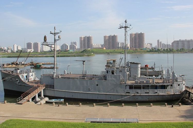 USS Pueblo dipamerkan di Sungai Potong, Pyongyang, Korea Utara.