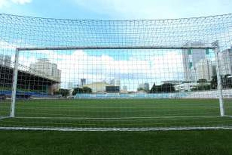 Penampakan dari belakang gawang di Stadion Rizal Memorial, Manila. 