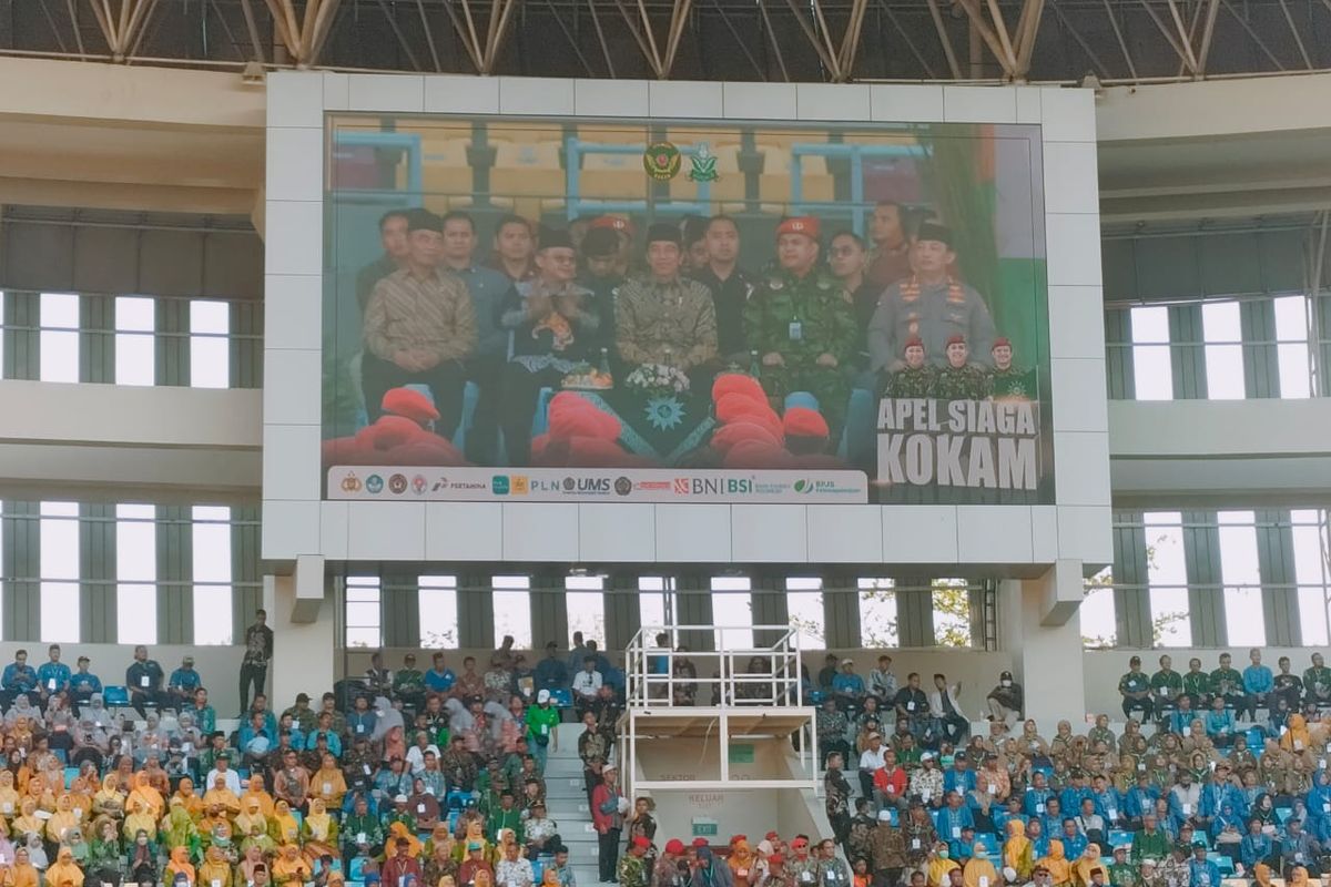 Apel siaga Komando Kesiapsiagaan Angkatan Muda Muhammadiyah (KOKAM) di Stadion Manahan Solo, Rabu (20/9/2023) dihadiri Presiden Joko Widodo.