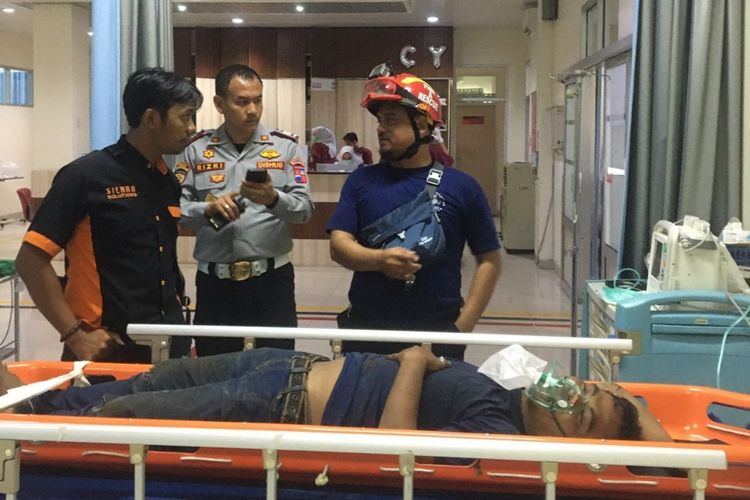 Petugas Damkar Kota Bogor mengevakuasi seorang sopir mobil pikap ke rumah sakit karena nekat melompat dari atas Jembatan Bale Binarum, Kamis (4/1/2024).