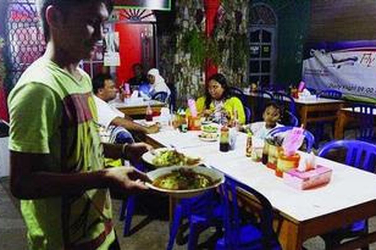 Suasana di Warung Mi Koba di Jalan Balai, Pangkal Pinang, Bangka.