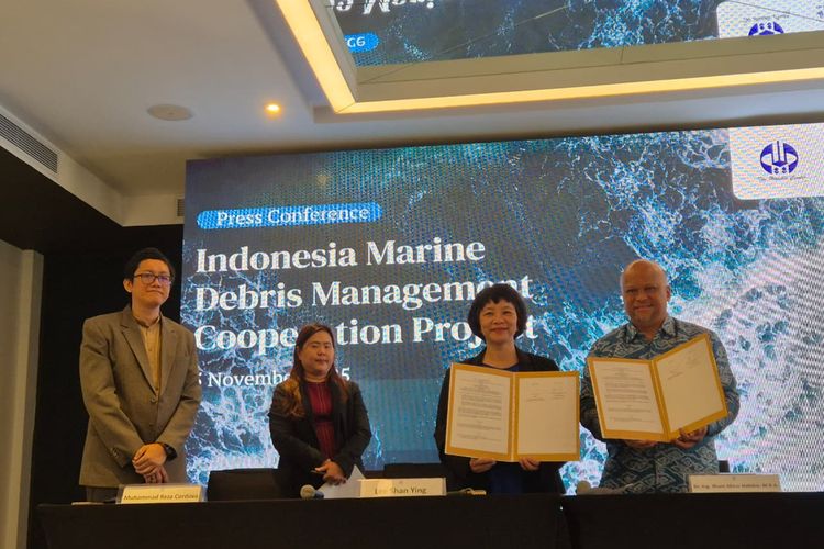 Ketua Dewan Pembina THC Ilham Akbar Habibie, Direktur Departemen Pembangunan Internasional OAC Lee Shan Ying, dan Profesor Riset dari BRIN Prof Muhammad Reza Cordova  dalam peresmian kerja sama pengelolaan sampah laut bertajuk ?Indonesia Marine Debris Management Cooperation Project? di Jakarta, Rabu (5/11/2025).