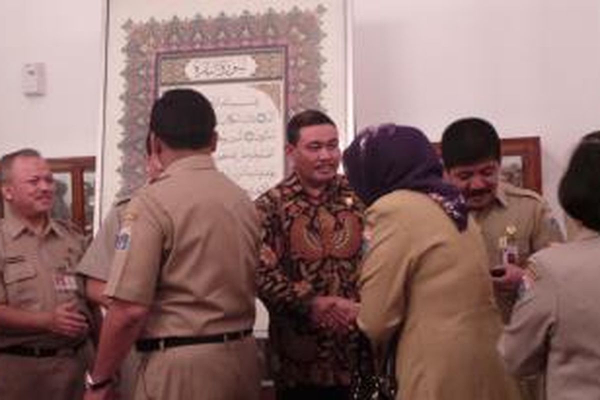 Ketua fraksi Hanura DPRD DKI Muhammad Sangaji alias Ongen ikut bermaaf-maafan dengan Gubernur DKI Basuki Tjahaja Purnama dan PNS DKI, di halal bihalal Pemprov DKI Balai Kota, Rabu (22/7/2015). 