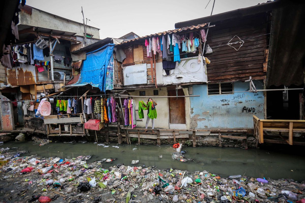 Tumpukan sampah terlihat di bantaran kali Jalan Jati Bunder, Kel. Kebon Melati, Kec. Tanah Abang, Jakarta Pusat , Selasa (5/9/2017). Pemprov DKI Jakarta bersama dengan bersama dengan Pemerintah Pusat akan menata kawasan kumuh melalui pencanangan program 100-0-100 yang dicanangkan Kementerian Pekerjaan umum dan Perumahan Rakyat dengan target Jakarta bebas dari kawasan kumuh pada tahun 2019.