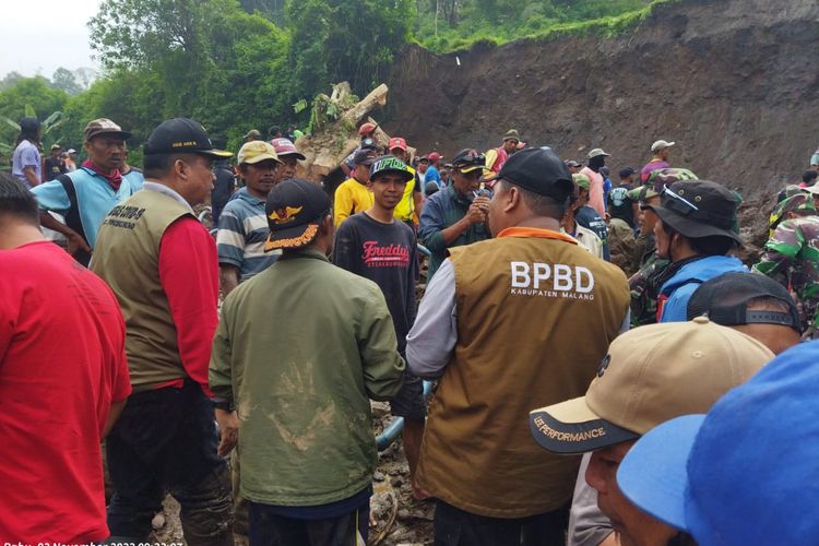 Petugas relawan gabungan saat melakukan pencarian korban yang diduga tertimbun longsor di Desa Gubugklakah, Kecamatan Poncokusumo, Kabupaten Malang.