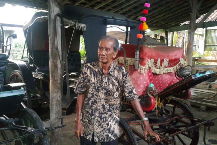 KERETA KUDA--Anwar menunjukkan beberapa kereta kuda yang akan dipakai Kahiyang-Boby dan keluarga menuju gedung pernikahan, Jumat (3/11/2017) sore.