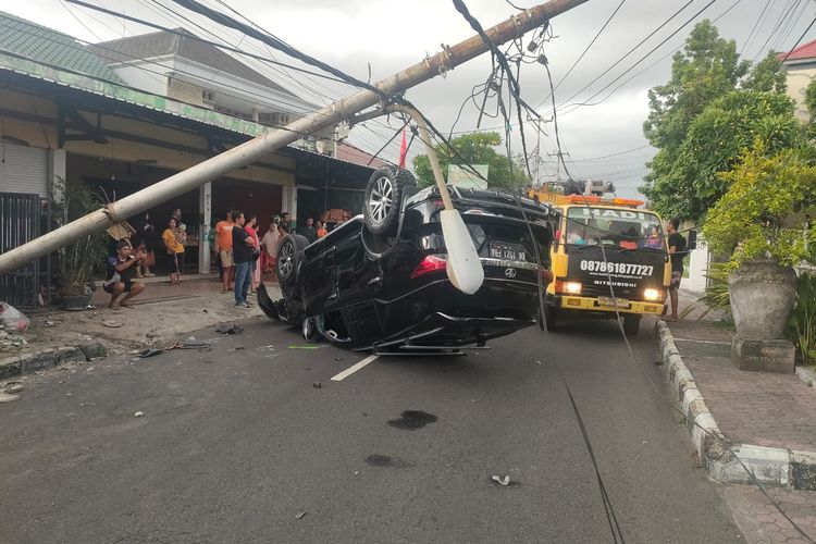 Mobil Toyota Fortuner bernomor polisi DK 1521 FBA terguling di Jalan Suli, Kecamatan Denpasar Barat, Kota Denpasar, Bali pada Rabu (13/12/2023). /Dok. Humas Polresta Denpasar 