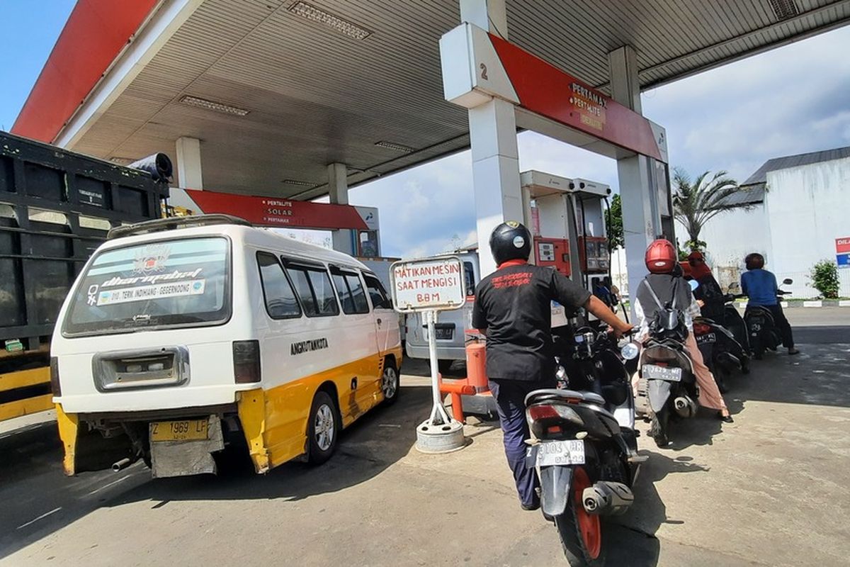 Warga terlihat sedang mengisi BBM bersubsidi bagi kendaraannya di salahsatu SPBU Jalan Ir H Djuanda Kota Tasikmalaya, Jawa Barat, Rabu (29/6/2022).