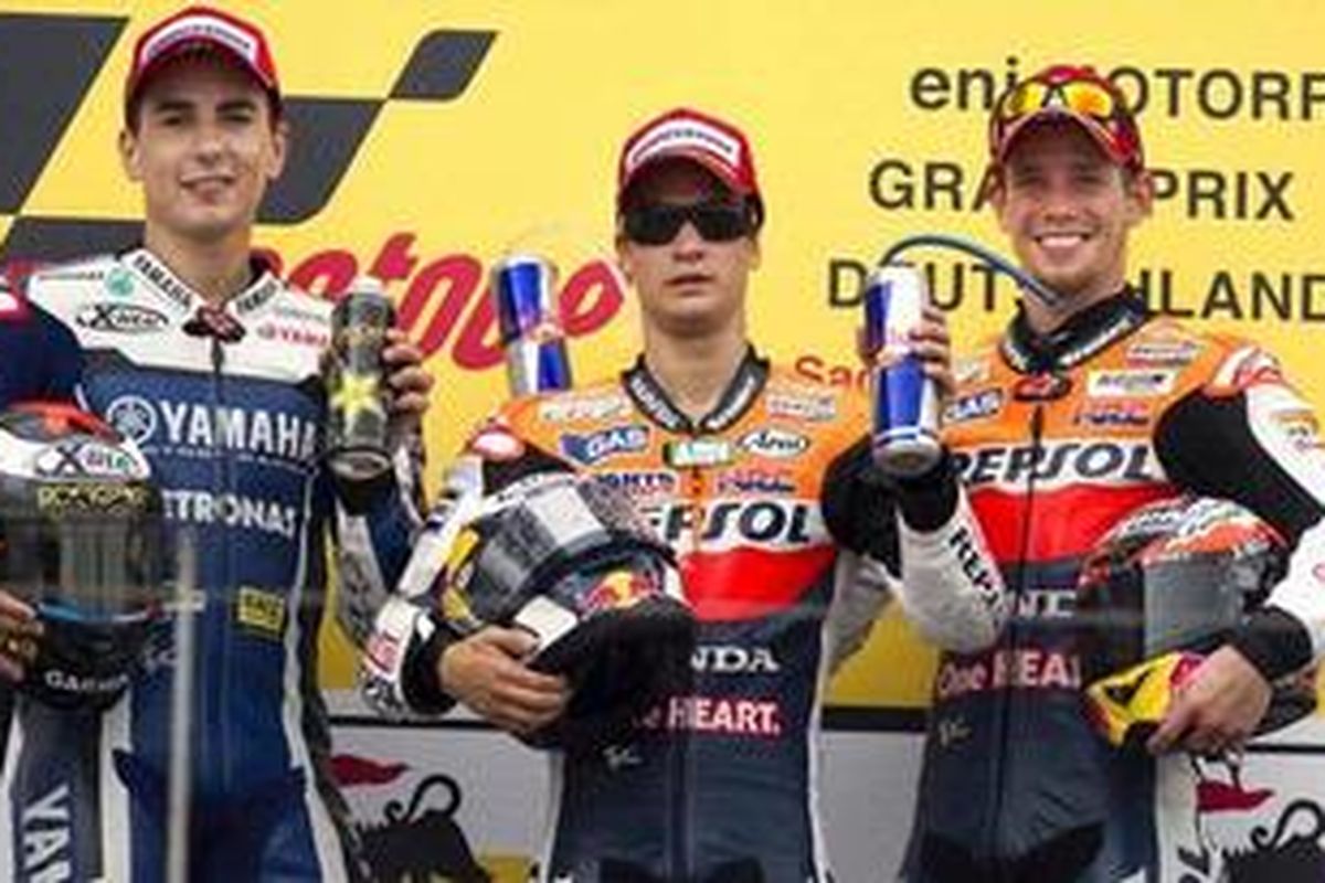 Pebalap Repsol Honda, Dani Pedrosa (tengah), didampingi pebalap Yamaha, Jorge Lorenzo (kiri) dan rekan setimnya, Casey Stoner, usai GP Jerman. Pedrosa menjadi juara dan Lorenzo runner-up, disusul Stoner.