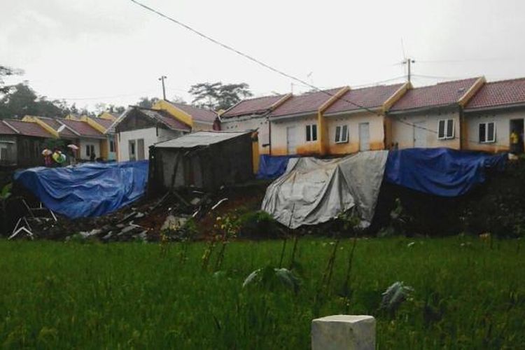 Tampak belakang kondisi Perumahan Panorama Asri, desa Kalongan, Ungaran Timur, Kabupaten Semarang yang terkena longsor. 