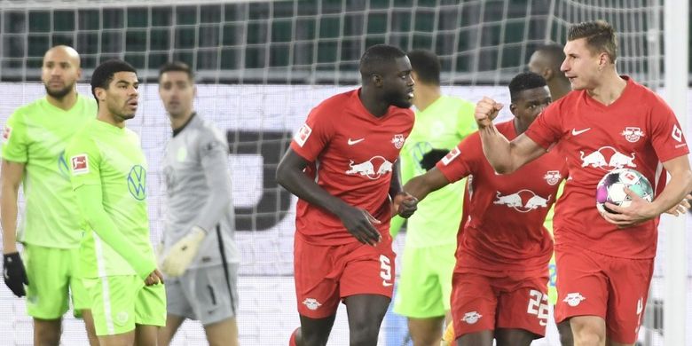 Bek Leipzig asal Hungaria Willi Orban (kanan) merayakan gol penyama kedudukan 2: 2 dengan bek Prancis Leipzig Dayot Upamecano selama pertandingan sepak bola divisi pertama Bundesliga Jerman antara VfL Wolfsburg dan RB Leipzig di Wolfsburg, pada 16 Januari 2021.