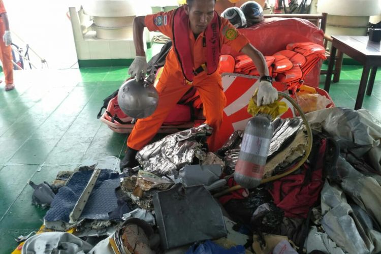 Petugas Basarnas tengah mengumpulkan puing pesawat Lion Air yang jatuh di Perairan Teluk Karawang.