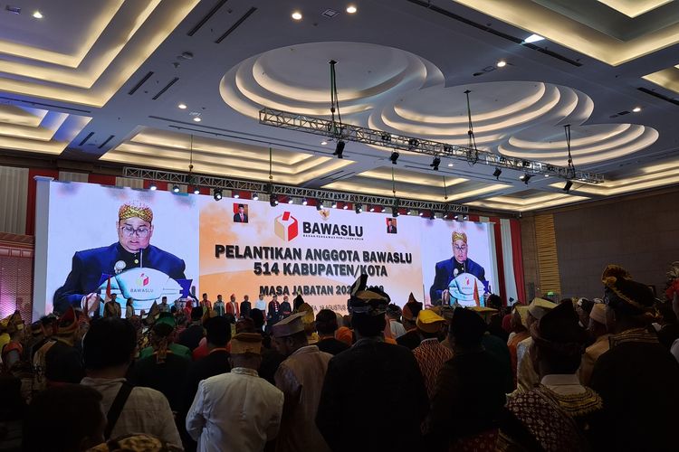 Ketua Badan Pengawas Pemilu (Bawaslu) Rahmat Bagja memandu pelantikan anggota Bawaslu 514 kabupaten/kota se-Indonesia di Hotel Pullman, Jakarta, Sabtu (19/8/2023) malam.