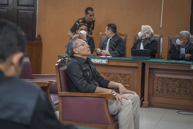 Terdakwa kasus ''Obstruction of Justice'' atau upaya untuk menghalang-halangi suatu proses hukum pada kasus pembunuhan Brigadir N Yosua Hutabarat, Agus Nurpatria mengikuti sidang dengan agenda pembacaan vonis di Pengadilan Negeri Jakarta Selatan, Senin (27/2/2023). Majelis hakim memvonis Mantan Kepala Detasemen (Kaden) A Biro Paminal Polri dua tahun penjara dan denda sebesar Rp20 juta subsider 3 bulan kurungan.