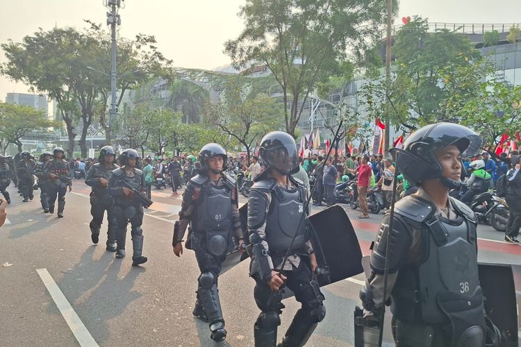 Massa Mahasiswa Datang, Brimob Berpakaian Taktis Bergerak ke Depan Gedung DPR