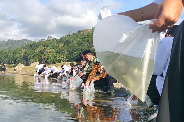 Belasan pasang calon pengantin melepas bibit ikan ke Waduk Sermo, Kapanewon Kokap, Kabupaten Kulon Progo, Daerah Istimewa Yogyakarta. Ini bagian dari upaya pemerintah mendorong kesadaran lingkungan melalui program Jogo Kaliku Sipatin (Jaga Komitmen Warga Kulon Progo Untuk Kelestarian Alam Lingkungan Ikan Kulon Progo dari Sedekah Ikan Pasangan Pengantin).