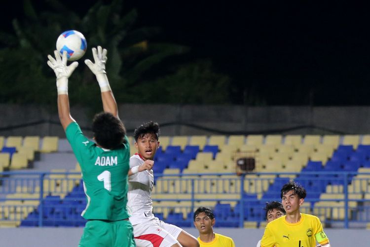 Pemain timnas u17 Indonesia Fardan Ary Setyawan berduel dengan penjaga gawang Malaysia saat laga kedua babak penyisihan Grup A ASEAN U17 Championship 2026 yang berakhir dengan skor 0-1 di Stadion Gelora Joko Samudro Gresik, Jawa Timur, Kamis (16/4/2026) malam.