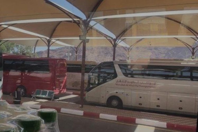 Rombongan bus mengantre di check point sebelum memasuki Makkah, Arab saudi.  