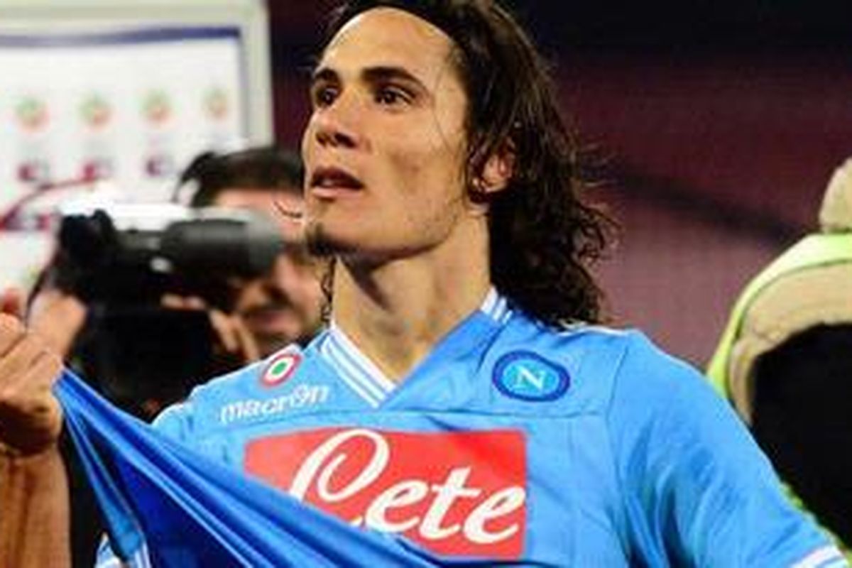 Penyerang Napoli dari Uruguay, Edinson Cavani, merayakan golnya ke gawang AS Roma dalam laga Serie-A di Stadion San Paolo, Minggu (6/1/2013). 