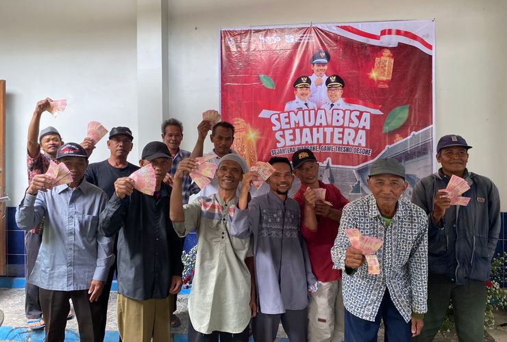 BERITA FOTO: Bagi-bagi THR di Desa Berjo Ngargoyoso Karanganyar