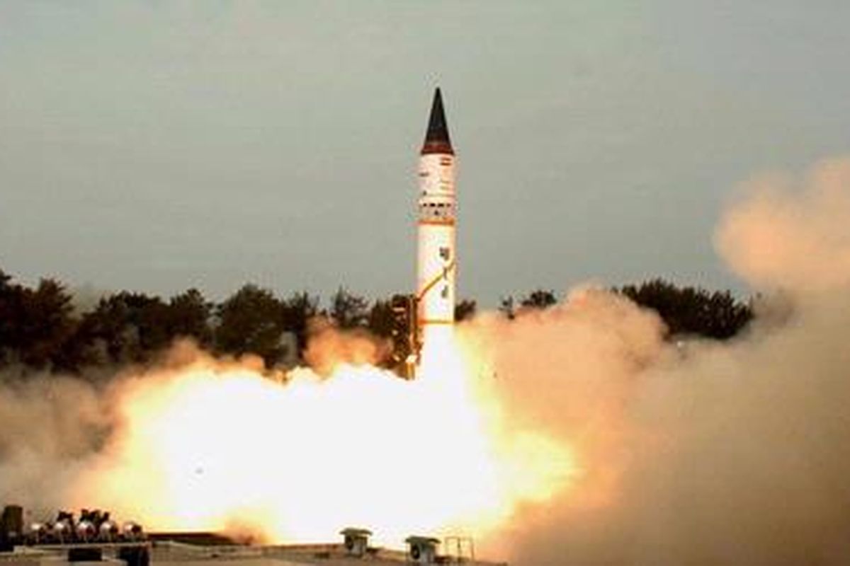 Uji tembak rudal balistik antarbenua Agni-5 buatan India.  