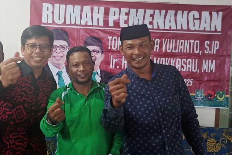 Kepala Desa Bontobulaeng Rais Abdul Salam menggunakan baju hijau menggunakan simbol berfoto dengan calon bupati Bulukumba nomor urut tiga