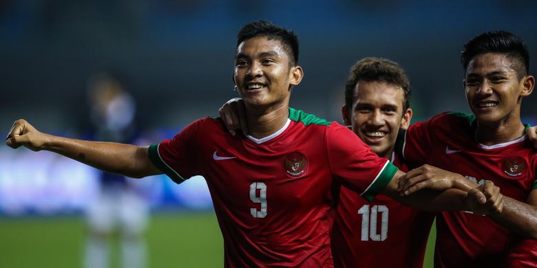 Tiga pemain timnas Indonesia U-19 merayakan gol saat melawan timnas Kamboja U-19 di Stadion Patriot Candrabaga, Bekasi, Jawa Barat, Rabu (4/10/2017). Timas Indonesia U-19 menang 2-0 melawan Timnas Kamboja U-19.