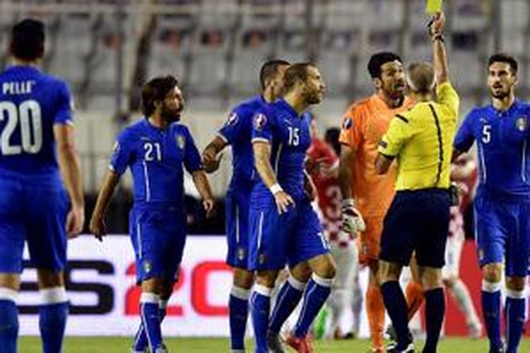 Para pemain Italia melakukan protes kepada wasit Martin Atkinson pada laga versus Kroasia, Jumat (12/6/2015). 