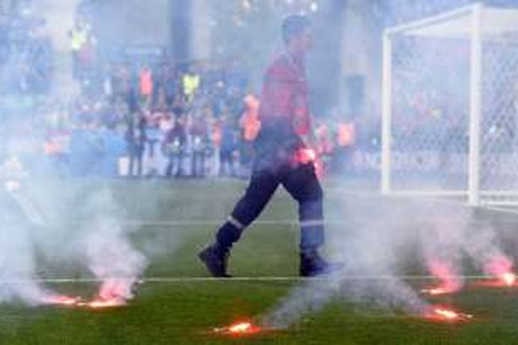 Sejumlah cerawat (flare) terlihat berada di dalam lapangan saat laga Piala Eropa 2016 antara Kroasia dan Republik Ceko di Stade Geoffroy-Guichard tengah berlangsung. Insiden ini dilakukan oleh oknum suporter Kroasia.