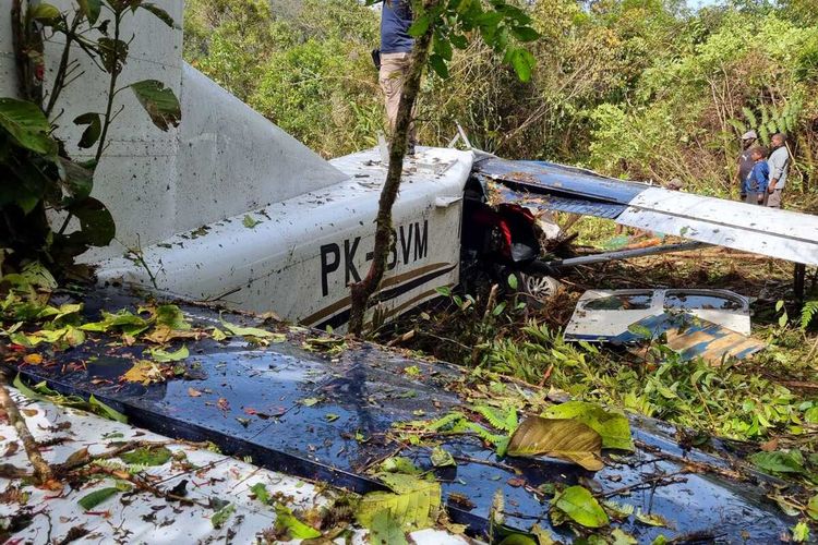 Kondisi pesawat Susi Air PK-BVM yang mengalami kerusakan akibat kecelakaan di Kampung Duma, Kecamatan Dumadama, kabupaten Paniai, Papua pada 23 Juni 2022.