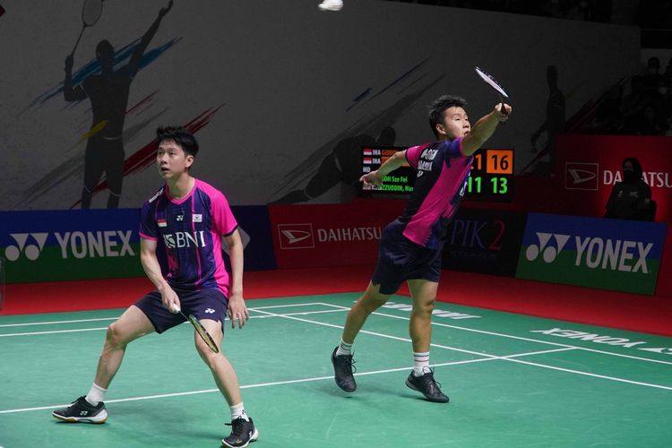 Ganda putra Indonesia, Marcus Fernaldi Gideon (kanan) dan Kevin Sanjaya Sukamuljo (kiri), ketika menghadapi wakil Malaysia, Goh Sze Fei/Nur Izzuddin, pada perempat final Indonesia Masters 2022, Jumat (10/6/2022).